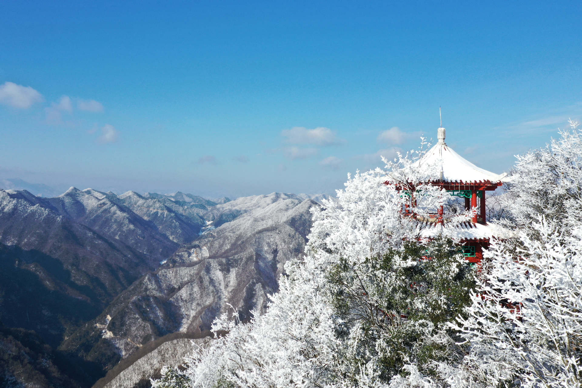 2月20日在湖北省保康縣馬橋鎮(zhèn)堯治河村梨花山拍攝的雪凇景觀（無人機照片）。 (2).jpg